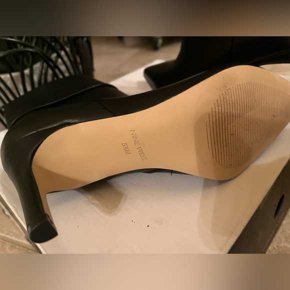 Beautiful soft Leather Nine West booties, heel is 2 1/2 inches. - Picture 6 of 7